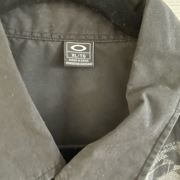 Short sleeved button up Oakley shirt - Picture 2 of 2
